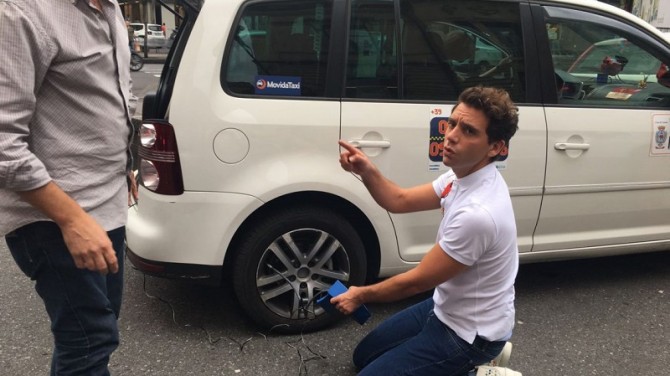 Mika a Catania tassista per un giorno
