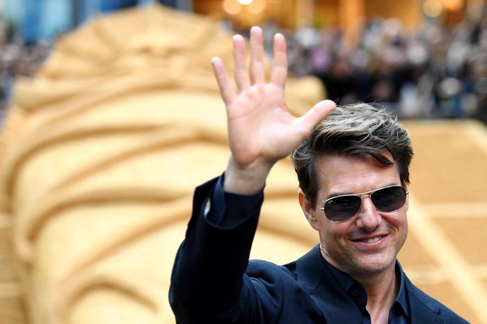 epa05982744 US actor Tom Cruise poses for a photograph during a photo call to promote 'The Mummy' action adventure horror film, in Sydney, New South Wales, Australia, 23 May 2017. The Mummy opens in Australian cinemas on 08 June.  EPA/PAUL MILLER  AUSTRALIA AND NEW ZEALAND OUT