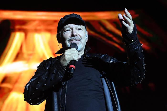 Italian singer-songwriter Vasco Rossi performs on stage during a concert at Parco Ferrari in Modena, Italy, 1July 2017. More than 200 thousand of people came to attend her concert.
ANSA/ALESSANDRO DI MEO