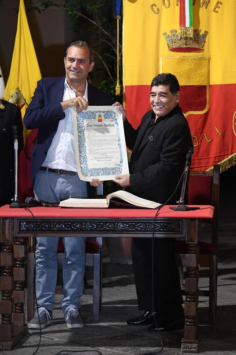 Maradona receive the honorary citizenship of Naples