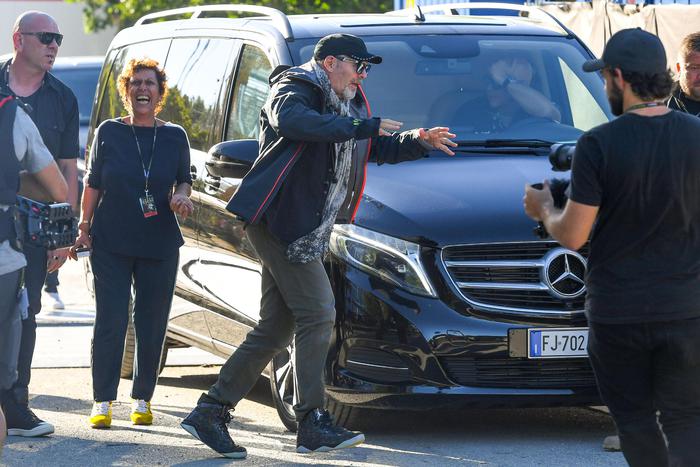 Vasco Rossi scherza con i giornalisti, inscenando una fuga al suo arrivo al Parco Ferrari in occasione del soundcheck di questa sera, Modena, 29 giugno 2017.
ANSA/ALESSANDRO DI MEO