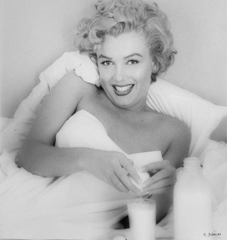 A handout picture provided by Julien's Auctions in Beverly Hills, California, USA, on 29 March 2012 shows a photograph of US actress Marylin Monroe by Romanian-born photographer Andre de Dienes in 1955. ANSA/ANDRE DE DIENES / JULIEN'S AUCTIONS / HANDOUT  HANDOUT EDITORIAL USE ONLY/NO SALES