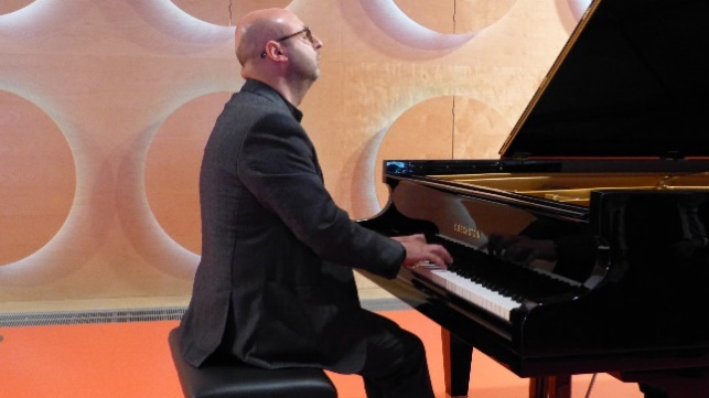 Il pianista Alessandro Vena per il secondo concerto della stagione concertistica allestita da Tania Cardillo per il Centro Magma