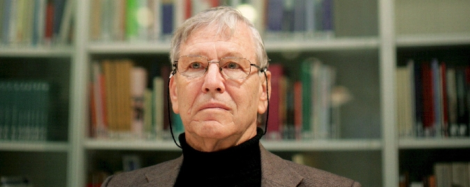 epa01575552 Israeli author Amos Oz is pictured in the Heinrich Heine Institute in Duesseldorf, Germany, 12 December 2008. The first non-European laureate, Oz will be awarded the Heine Prize - endowed with 50,000 euro - on 13 December 2008. The Heine Prize is one of the most prestigiouos literature and people's award in Germany.  EPA/ROLF VENNENBERND