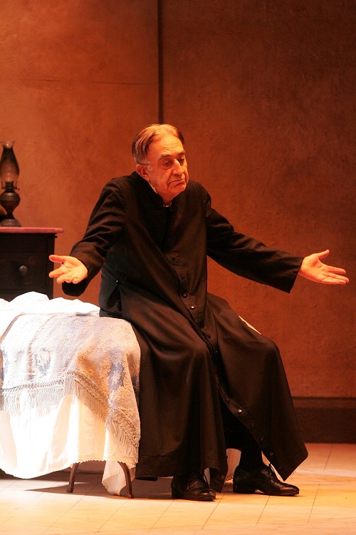 Grande finale di stagione al Teatro Brancati con Tuccio Musumeci  che torna a interpretare Padre Attanasio in Fiat Voluntas Dei