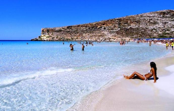 Lampedusa, nell’isola dei Conigli non una frana ma giù alcune pietre per l’«arrampicata» di un turista