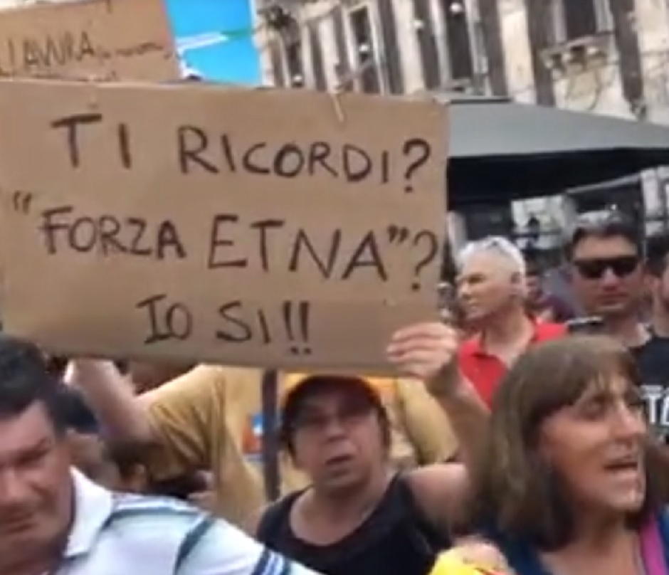 Salvini a Catania, tensione tra contestatori e sostenitori