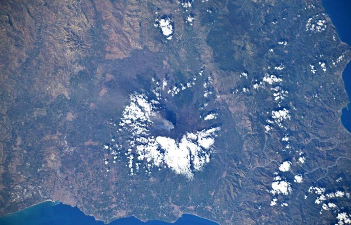 Lo sbuffo dell’Etna visto dallo spazio nella foto di AstroLuca