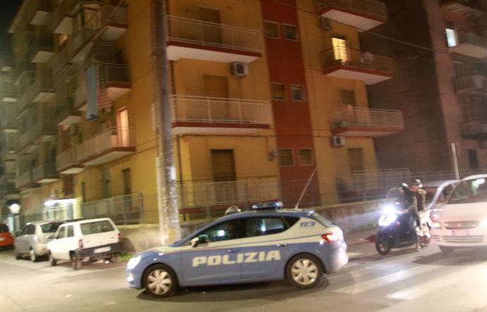 Catania, 13enne si lancia dal balcone: morto