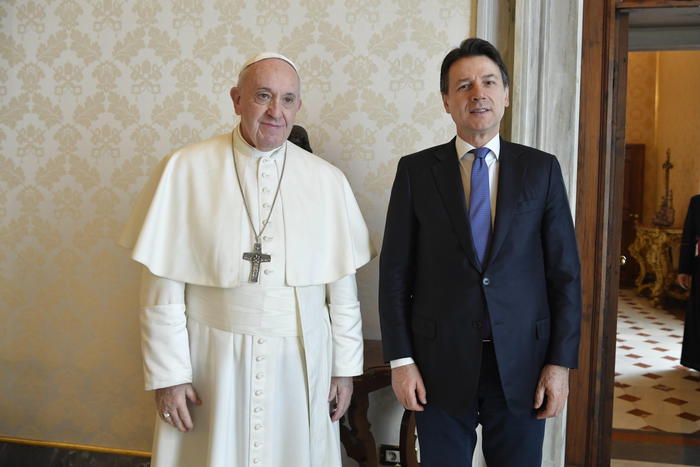 epa08331342 A handout picture provided by the Vatican Media shows Italian Prime Minister Giuseppe Conte (R) posing for a photo with Pope Francis during a meeting in library of the Apostolic Palace, in Vatican City, Vatican, 30 March 2020.  EPA/VATICAN MEDIA HANDOUT  HANDOUT EDITORIAL USE ONLY/NO SALES