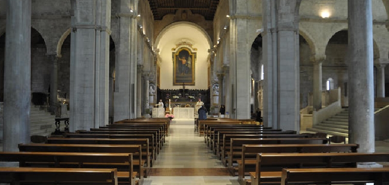 Monsignor Angelo Spina celebra la messa ad Ancona, 12 aprile 2020. ANSA