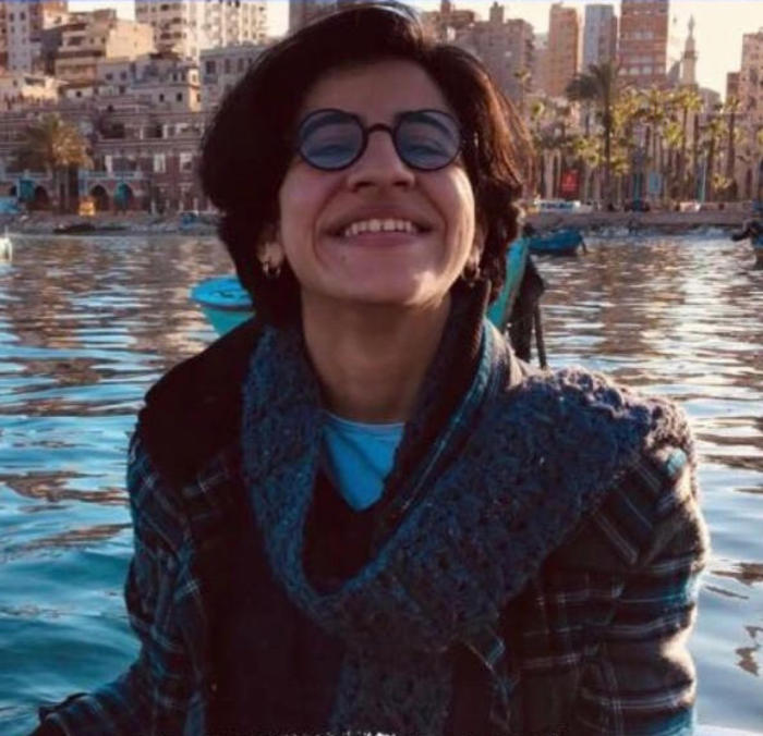 Sarah Hegazy attivista Lgbt egiziana si toglie la vita dopo aver subito torture in cella