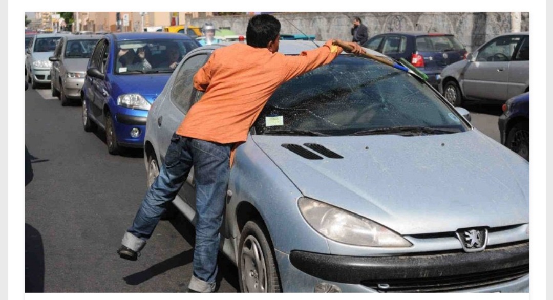 Catania, Automobilista colpito da lavavetri in via Giuffrida